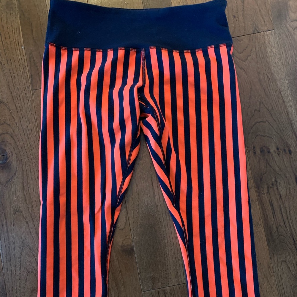 LULULEMON Wild Stripe orange and Navy crops size 8